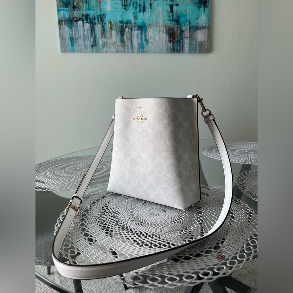 NWOT COACH Mollie Bucket Bag 22 In Signature Canvas